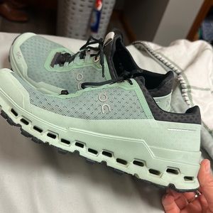 Like New ON Trail Running Sneakers